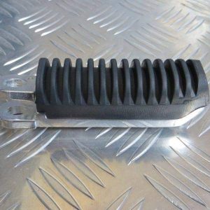 Pousa Pés Direito Condutor Suzuki GSXR1100 89-98/ RF600 93-96/ GSF600 95-04/ GSF1200 96-06/ GSF400 91-93 Bandit
