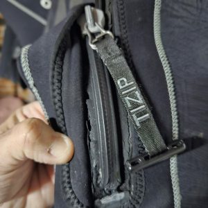 Substituição de fechos de fatos de mergulho